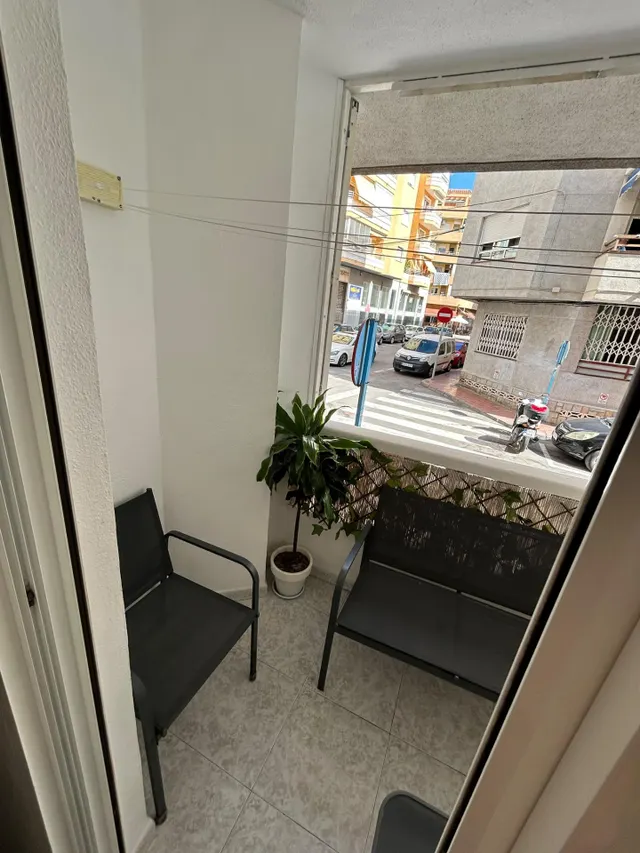 Apartamento con terraza, Alicante, Torrevieja. 2 habitaciones, 63 m2, 650 metros al mar — 4
