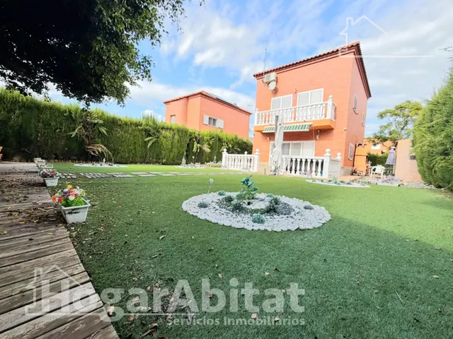 Privacidad y vida al aire libre en este exclusivo chalet con jardín, buhardilla y garaje en Masías — 27