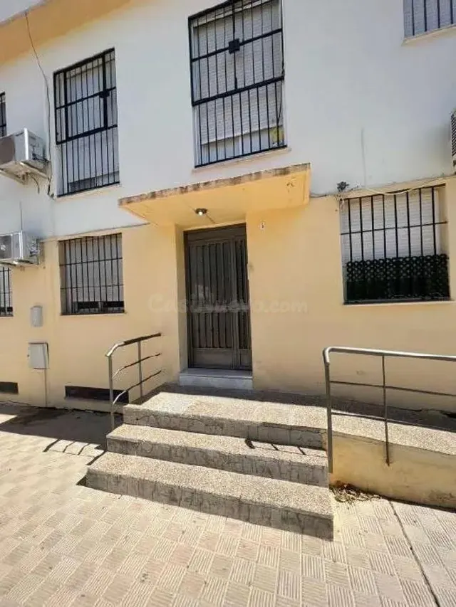 SE VENDE PISO OKUPADO en Plaza Santa Gema Nº 4 Marchena (Sev