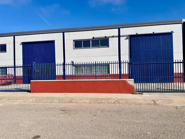 A. Amplia Nave Industrial en Fuente Obejuna - Ideal para Inv