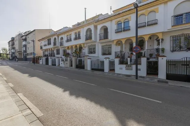 BONITA Y AMPLIA CASA ADOSADA DISPONIBLE EN MARACENA!! — 6