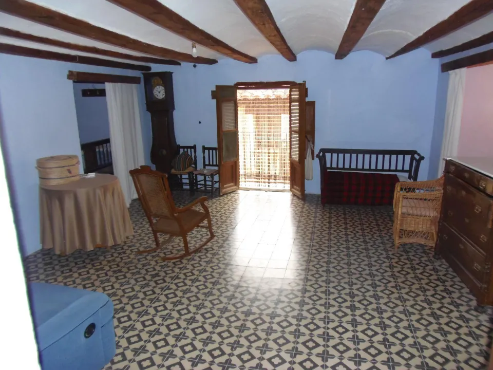 Casa grande haciendo esquina en el centro del pueblo, con patio grande, planta baja, dos alturas