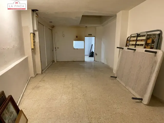 Edificio  con local comercial en plena Calle Victoria — 23