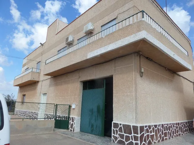 Fantástico restaurante de 370 m2, vivienda  2 plantas de 400m2 y terreno rústico de 6.912m2 LA GUIA — 2