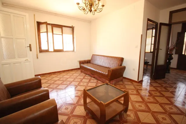 Casa con encanto, amplios espacios y muchas posibilidades en - foto 5