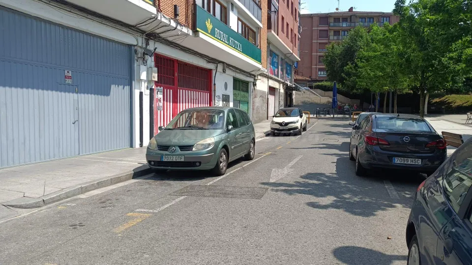 PARCELA DE GARAJE EN CALLE SOLOARTE COCHE MEDIANO+ ALTILLO/TRASTERO SUPERIOR