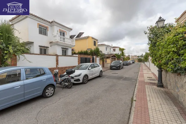 Casa independiente con piscina en La Zubia. — 43