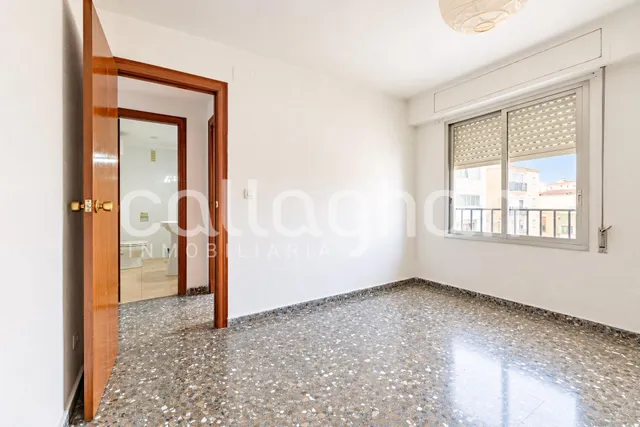 Piso con gran potencial de reforma en ruzafa – 4 habitaciones y 2 balcones — 35