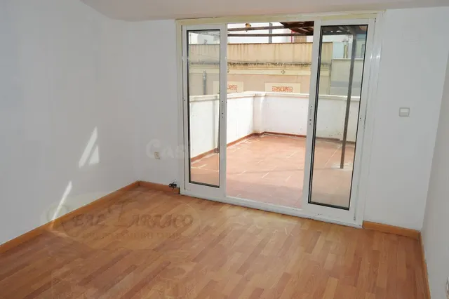 PISO CON OKUPA EN VENTA,PASE OFERTA ! - foto 2