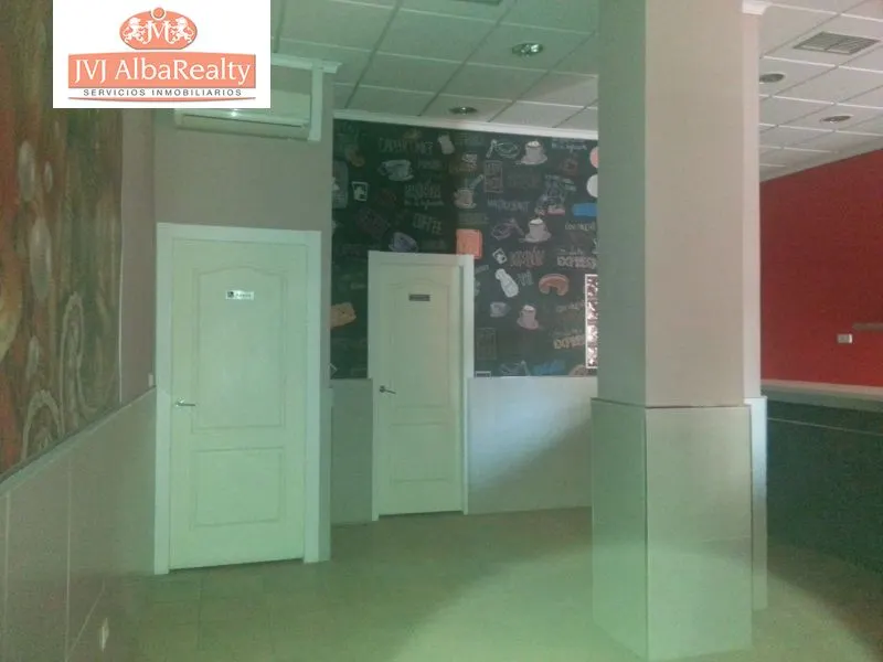 VENDO BAR RECIEN REFORMADO EN EROSKI DE 70 MTS.