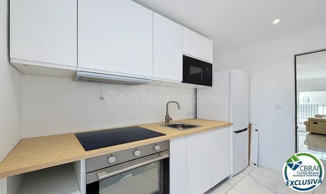Apartamento 2 dormitorios renovado con terraza en Santa Margarida, Rosas — 3