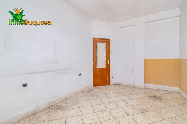 Piso de 4 Dorm. en Camino de Ronda. Para REFORMAR. — 22