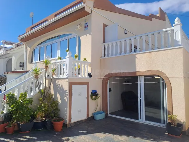 OPORTUNIDAD!!!! ADOSADO EN ESQUINA CON APARTAMENTO SEPARADO