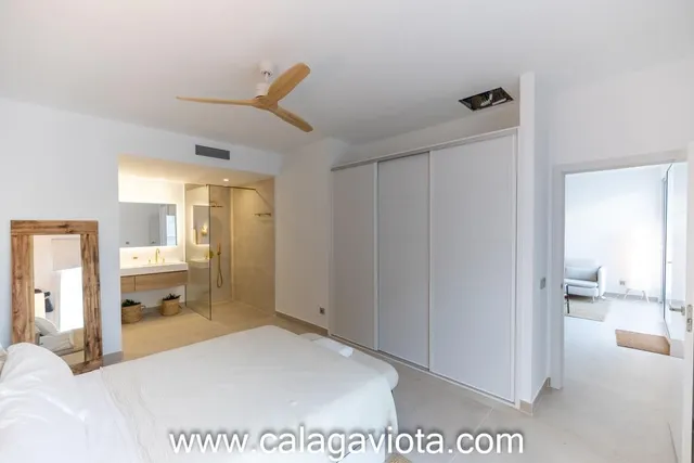 Planta baja con piscina privada y amplias terrazas — 16