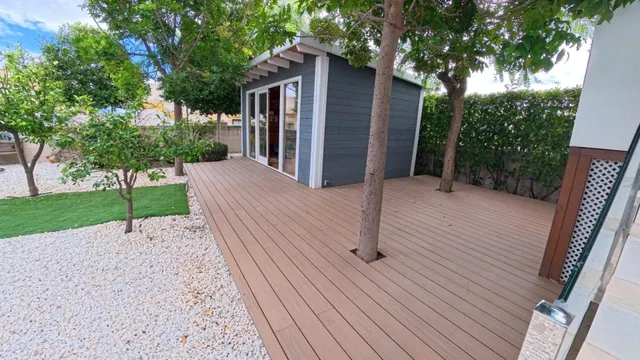 Amplio apartamento de esquina en planta baja con parcela y estudio exterior — 30