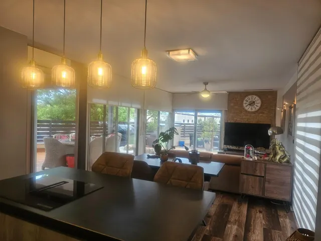 EXCLUSIVA PLANTA BAJA CON JARDIN Y PISCINA - foto 2