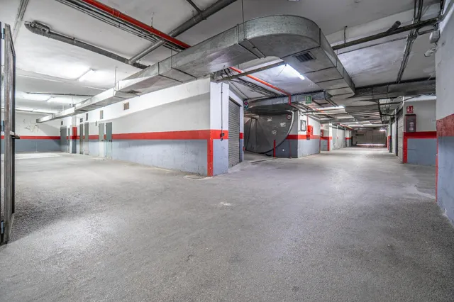 Plaza de garaje cerrado con estanterías en parque Genil cerca de Hospital La Inmaculada — 11