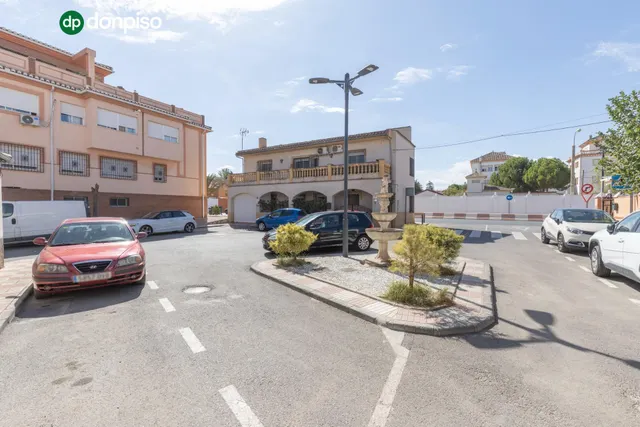 Casa en Armilla con terraza, patio y amplia cochera — 38