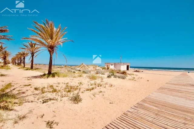 “Tu futuro hogar junto al mar te espera en El Grau de Gandía.” — 5