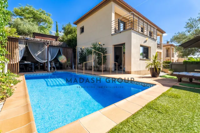 Casa independent amb piscina i gran parcel.la a Costa Cunit.
