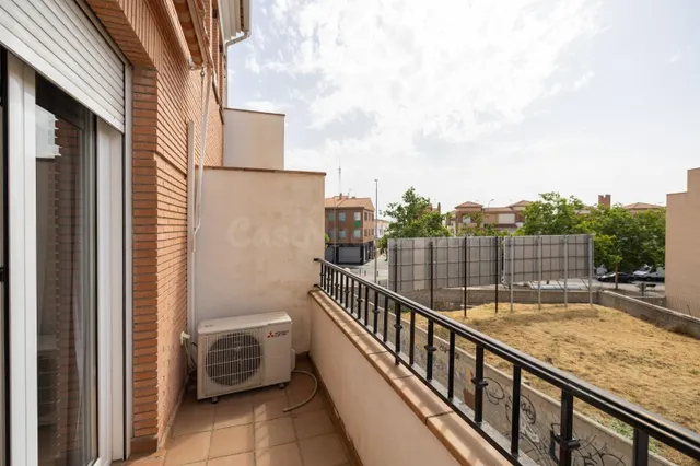 ESPECTACULAR VIVIENDA ADOSADA DE 4 DORMITORIOS CON SÓTANO, TERRAZAS Y PATIO EN GRANADA — 4