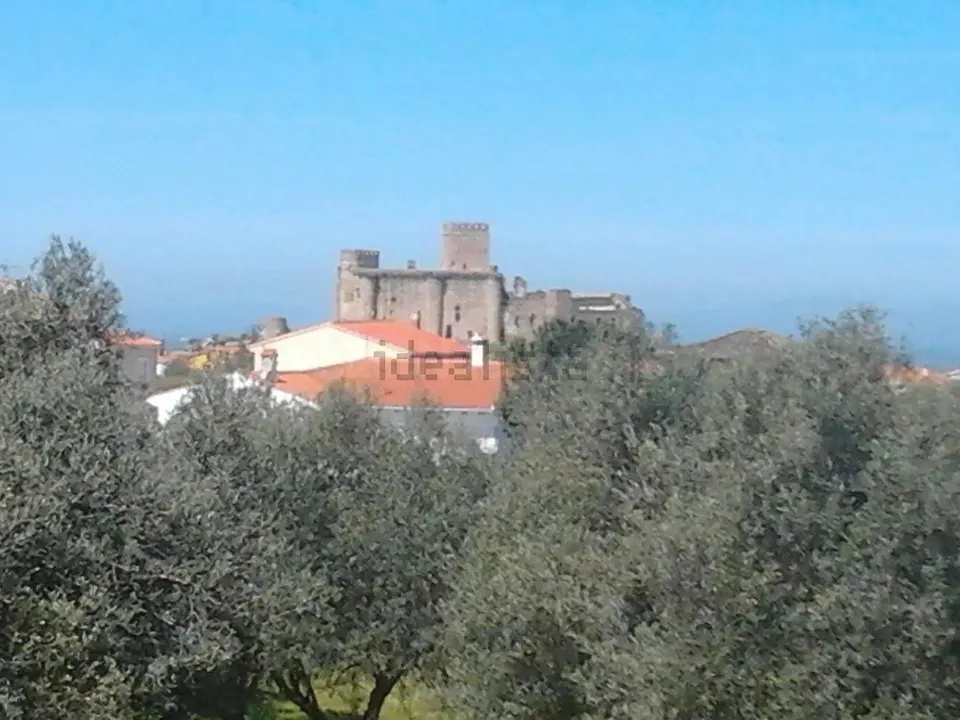 Solar urbano de 5.347 m2 para 16 chalets junto al Pantano de Valdecañas