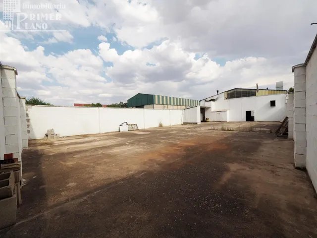 Amplia Nave Industrial en Tomelloso - Oportunidad Única por  - foto 2