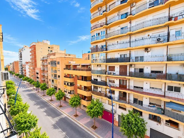 Piso en venta en avd. pablo iglesias, Almería – ideal para inversores  96.000€ — 2