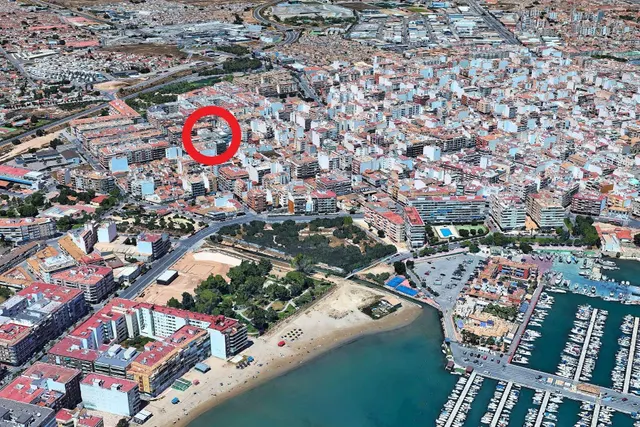 Apartamento céntrico y espacioso (89 m2 - 2.ª planta) con 4 dormitorios, balcón orientado al sur y a tan solo 550 m de la playa. — 47