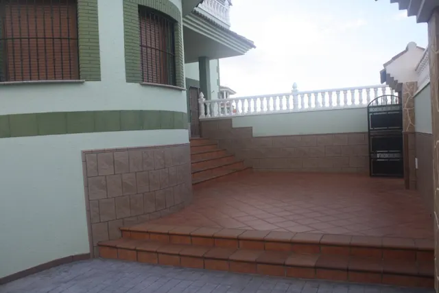 Fantástico Chalet Estilo Mediterráneo en Los Altos de Torrevieja con 3 Dormitorios y 4 Baños — 23