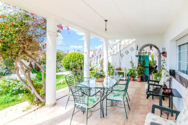 ELEGANTE CASA ESQUINERA DE ESTILO INGLÉS CON VISTAS AL MAR — 42
