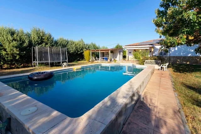PARCELA CON VIVIENDA PARA ENTRAR A VIVIR Y PISCINA EN LA DEH