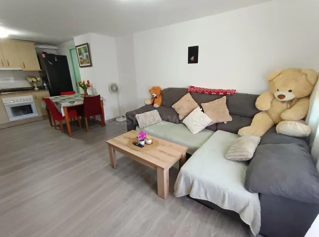 Piso semi reformado con encanto y vistas despejadas en una u - foto 3