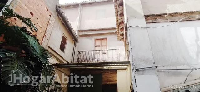 AMPLIA CASA CON MUCHA POSIBILIDAD Y TERRAZA — 44