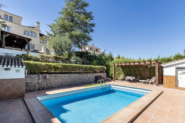 CASA PAREADA EN LA ZUBIA CON PISCINA, ZONA DE BARBACOA Y JARDÍN — 2