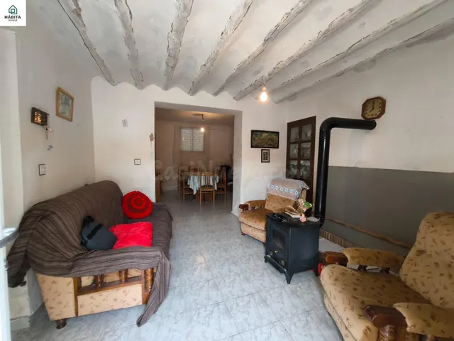 Casa de pueblo en esquina con gran terraza y muchas posibili