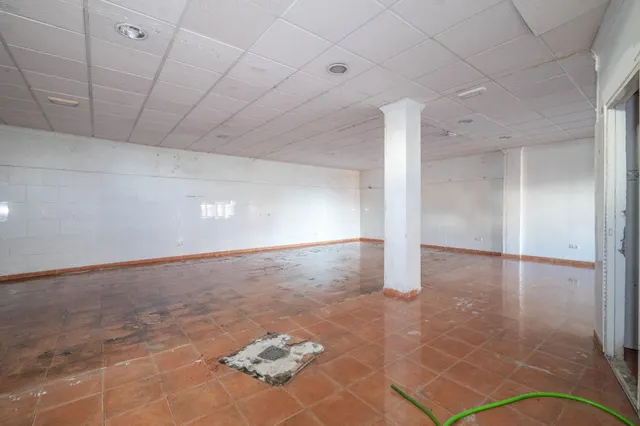 Amplio Local Comercial en Monachil - Oportunidad Única — 28