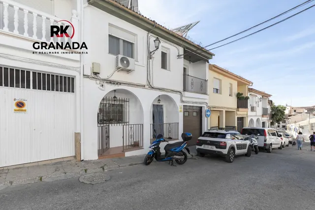 Casa Adosada De Ensueño en el Centro de La Zubia