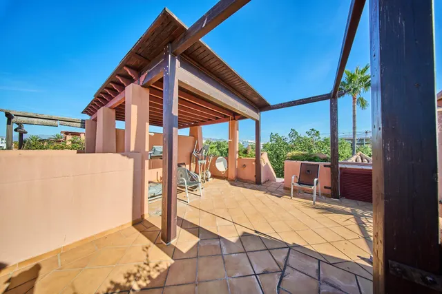 AMPLIA CASA DE 5 DORMITORIOS CON GARAJE, GRANDES TERRAZAS Y VISTAS AL CAMPO DE GOLF EN PLAYA GRANADA — 32