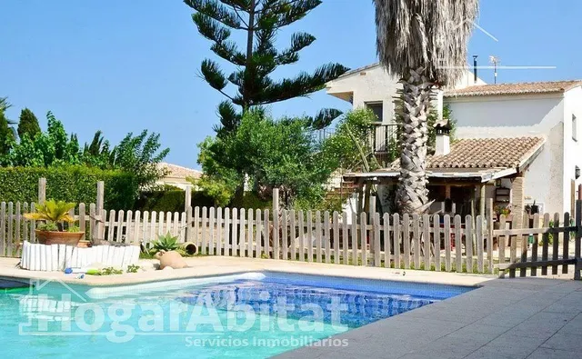 ¡ESPECTACULAR! CHALET SEMINUEVO CON PISCINA PRIVADA, GARAJE 