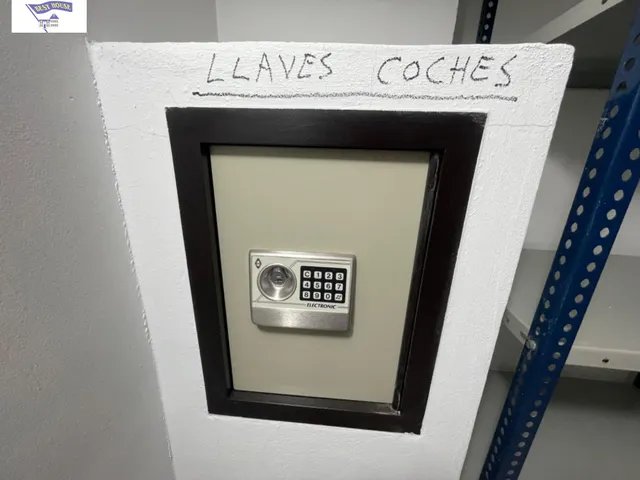 LOCAL CON VADO. 9 PLAZAS DE GARAJE. POSIBILIDAD DE T RASTEROS — 23