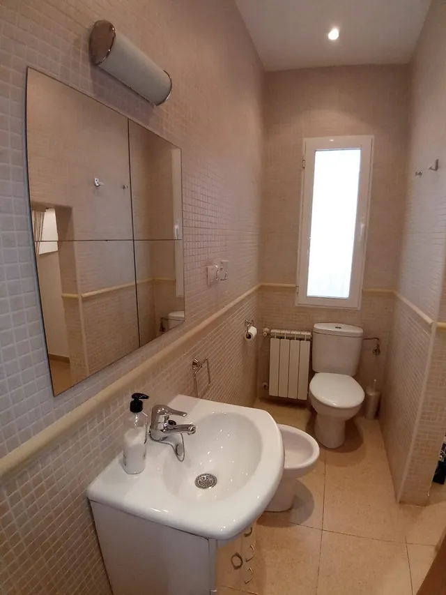 PISO AMUEBLADO DE DOS DORMITORIOS EN PLANTA BAJA, CON AMPLIO SALÓN, COCINA INDEPENDIENTE Y PATIO. CALEFACCIÓN DE GAS INDIVIDUAL, AIRE ACONDICIONADO, ARMARIOS EMPOTRADO. — 9