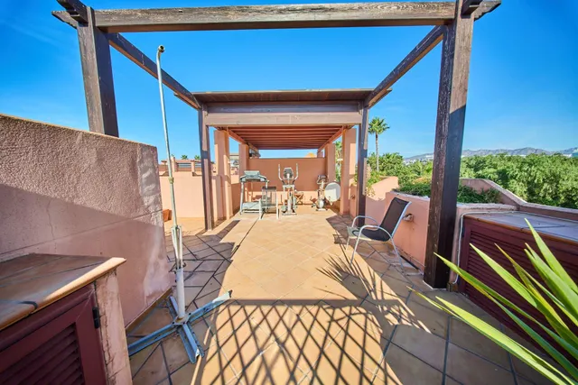 AMPLIA CASA DE 5 DORMITORIOS CON GARAJE, GRANDES TERRAZAS Y VISTAS AL CAMPO DE GOLF EN PLAYA GRANADA — 31