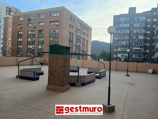 Piso alquiler alameda de san antón sin muebles con plaza de garaje y agua incluida!! — 17