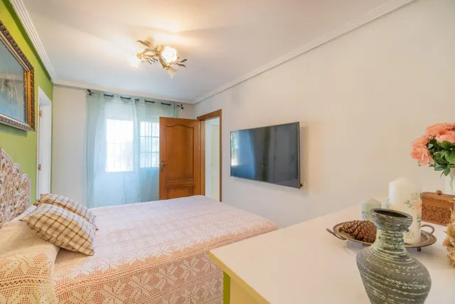 Maravilloso chalet pareado (aprox. 130 m2 + terrazas y garaje) con 4 dormitorios y 2 baños. Amplia parcela privada (516 m2) con jardín y gran piscina. — 39