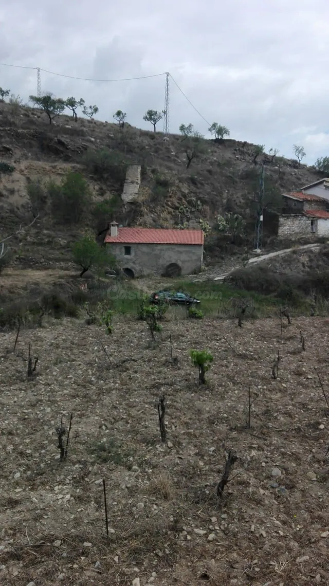 VENTA DE TERRENO RÚSTICO CON NAVE CORTIJO EN TAHAL, ALMERÍA.