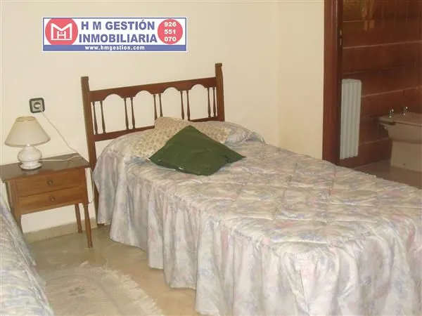 Casa en zona centro de Alcázar a 5 minutos de la Plaza de España, En planta baja.: Garaje para dos coches, 3 habitaciones, servicio, patio cubierto distribuidor, patio exterior de 50 m2 y cuarto de — 7