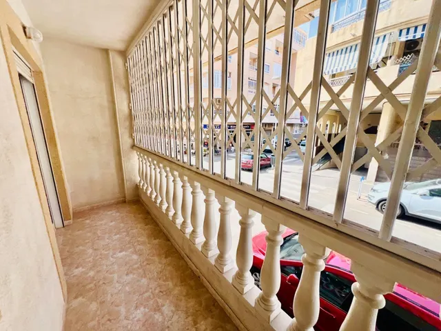 Fabuloso apartamento semi reformado con piscina comunitaria a unos pasos del colegio — 2