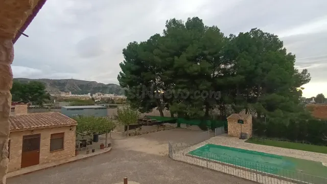 Chalet prácticamente nuevo a 2 km de Villena - foto 5