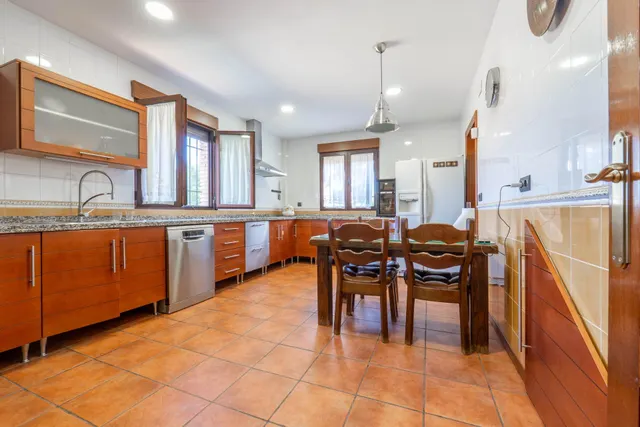 ¡¡ Impresionante chalet dividido en dos viviendas con piscina y zona ajardinadas !! — 41